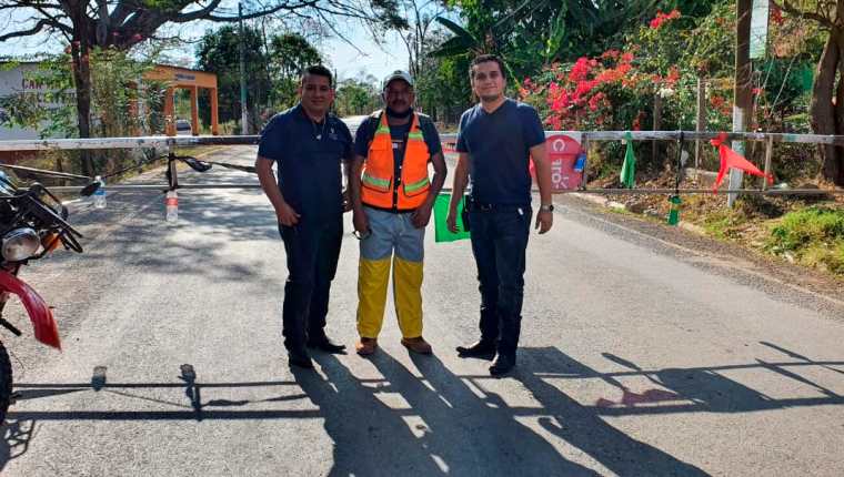 Lyndin Morales, alcalde de San Antonio Huista, cerró el paso vehicular hacia el municipio con una talanquera.  (Foto Prensa Libre: Mike Castillo)