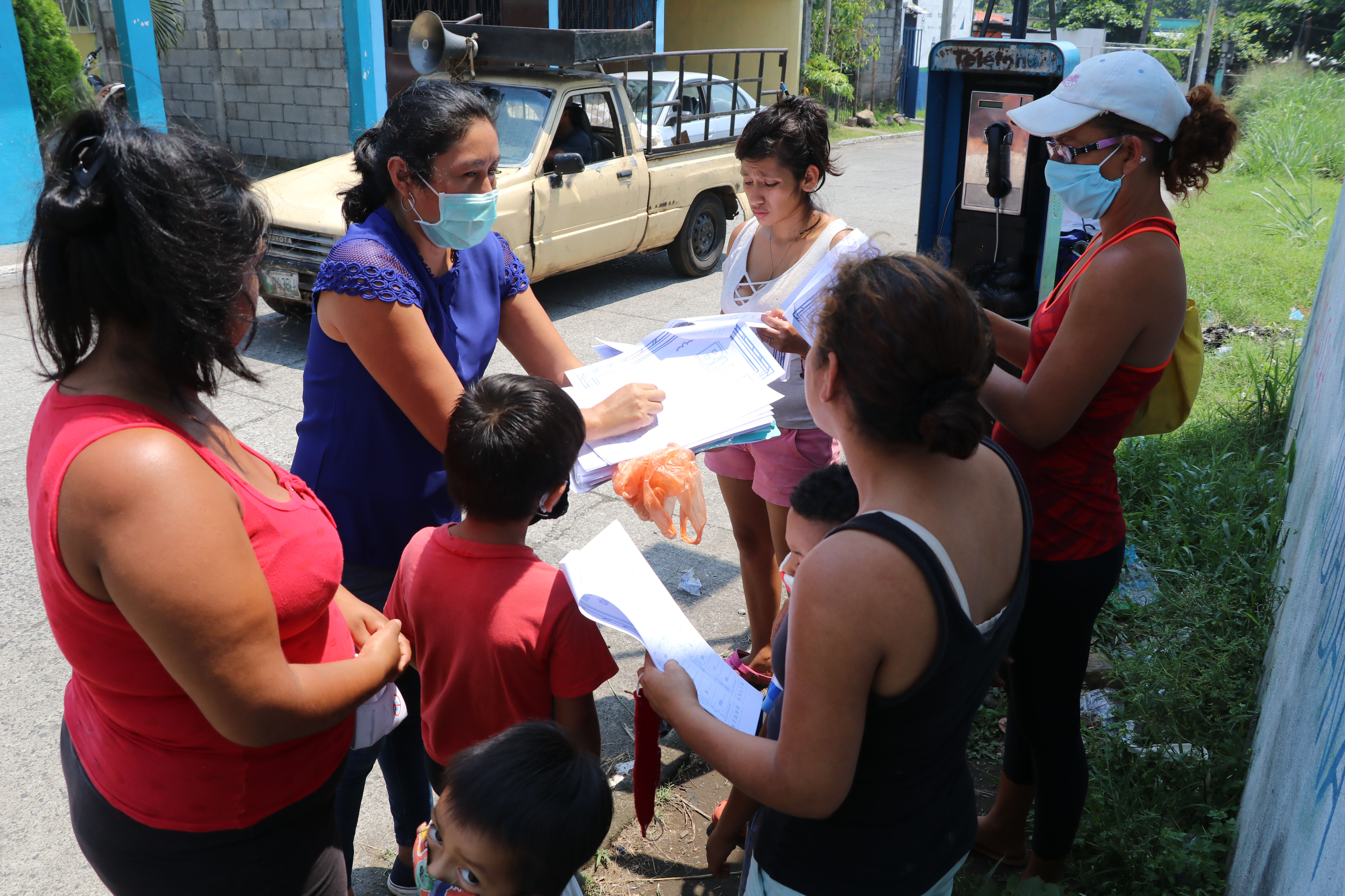 La maestra Nora Hernández visita cada fin de semana a sus estudiantes y les entrega el material didáctico que ella misma elabora. (Foto Prensa Libre: Carlos Paredes)