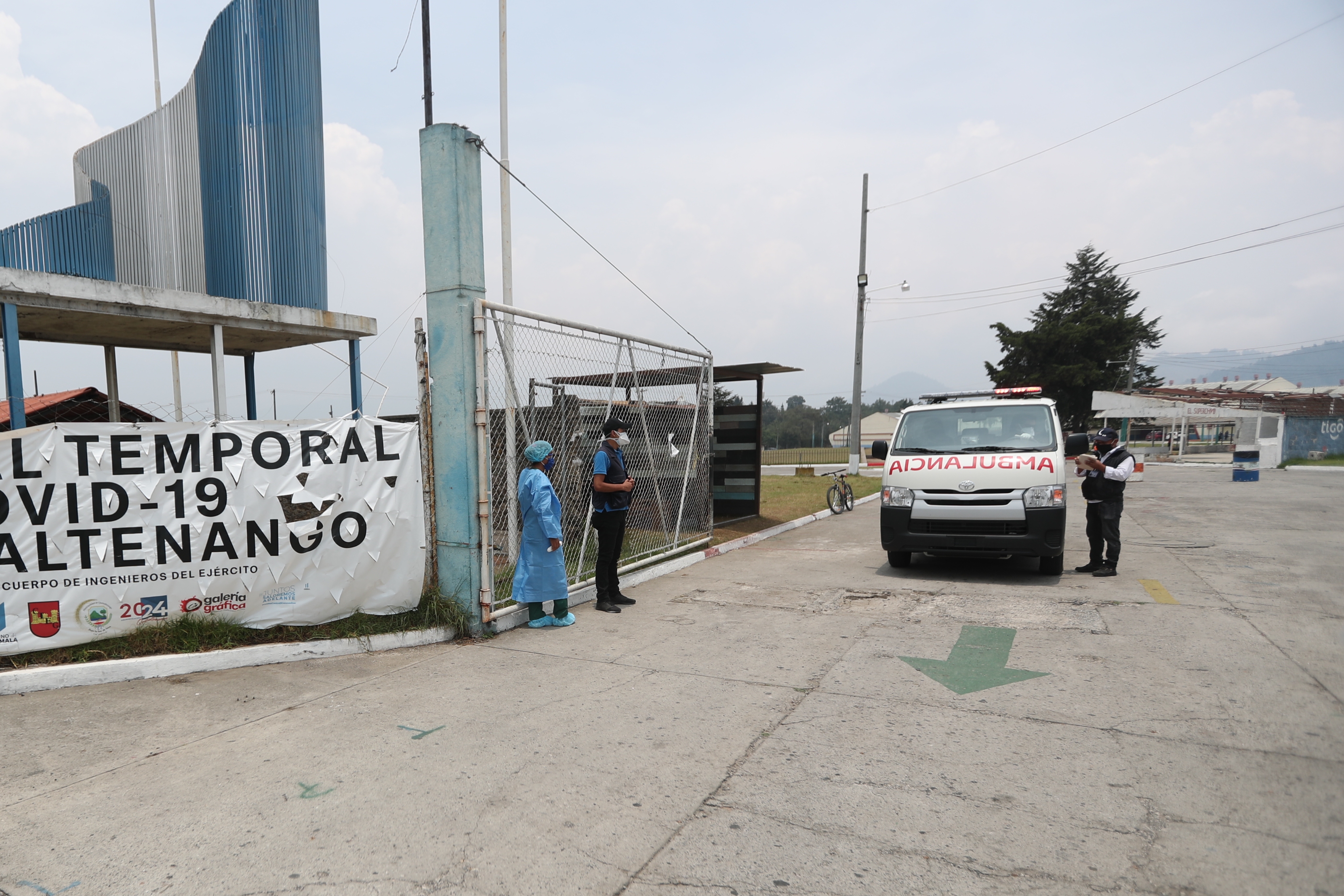 Los primeros dos pacientes con covid-19 del hospital temporal de Quetzaltenango se recuperaron y egresaron el viernes 8 de mayo. (Foto Prensa Libre: María Longo) 