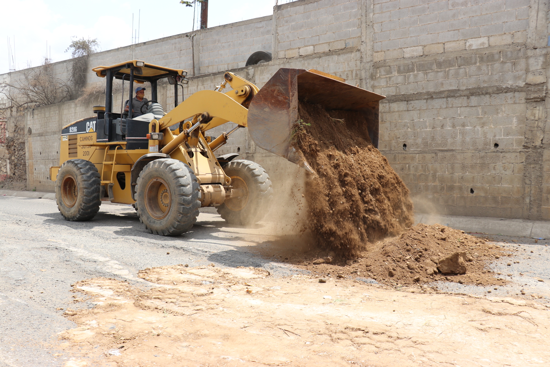 Maquinaria de la Zona Vial 13 de Quiché coloca tierra en los baches de la carretera a San Pedro Jocopilas. (Foto Prensa Libre: Héctor Cordero)