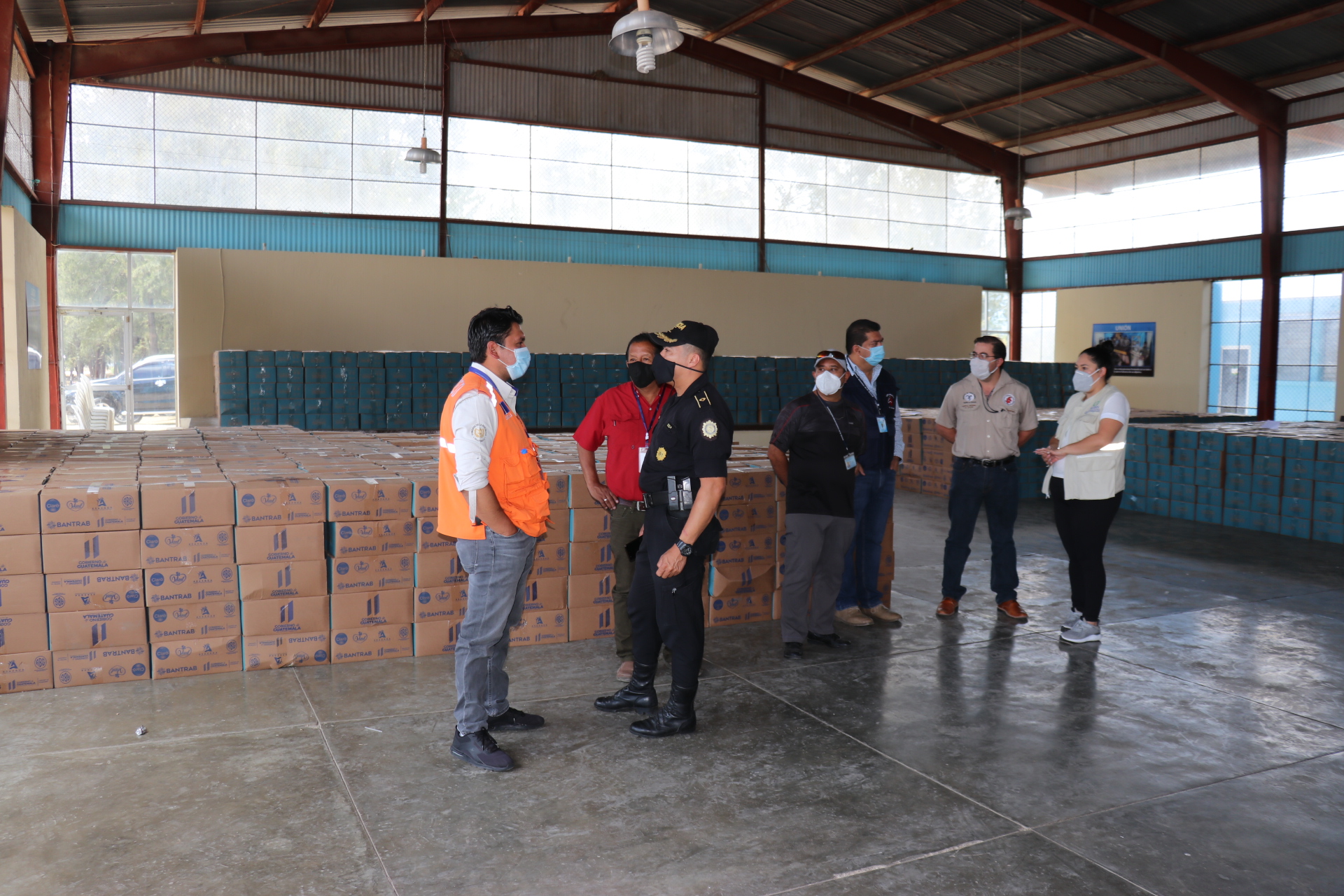 Alcaldes de Quiché decidirán a quién le entregan la ayuda enviada por la iniciativa privada a través del gobierno de Alejandro Giammattei por la emergencia de coronavirus, (Foto Prensa Libre: Héctor Cordero)