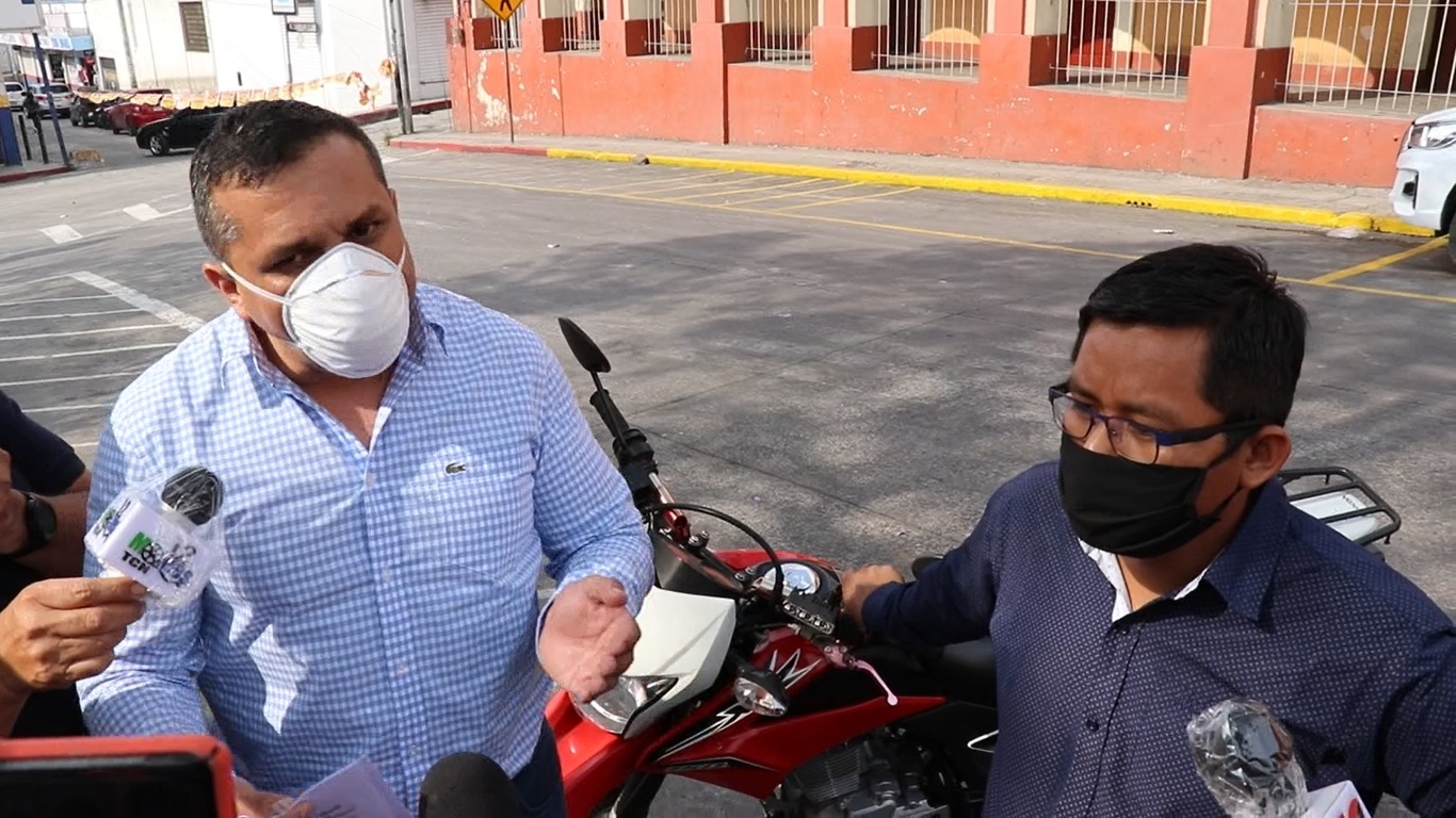 José Berreondo Zavala de camisa blanca acusa al gobernador Otto Macz de no cumplir con su función de gobernador ante la crisis del coronavirus, (Foto Prensa Libre: Héctor Cordero)