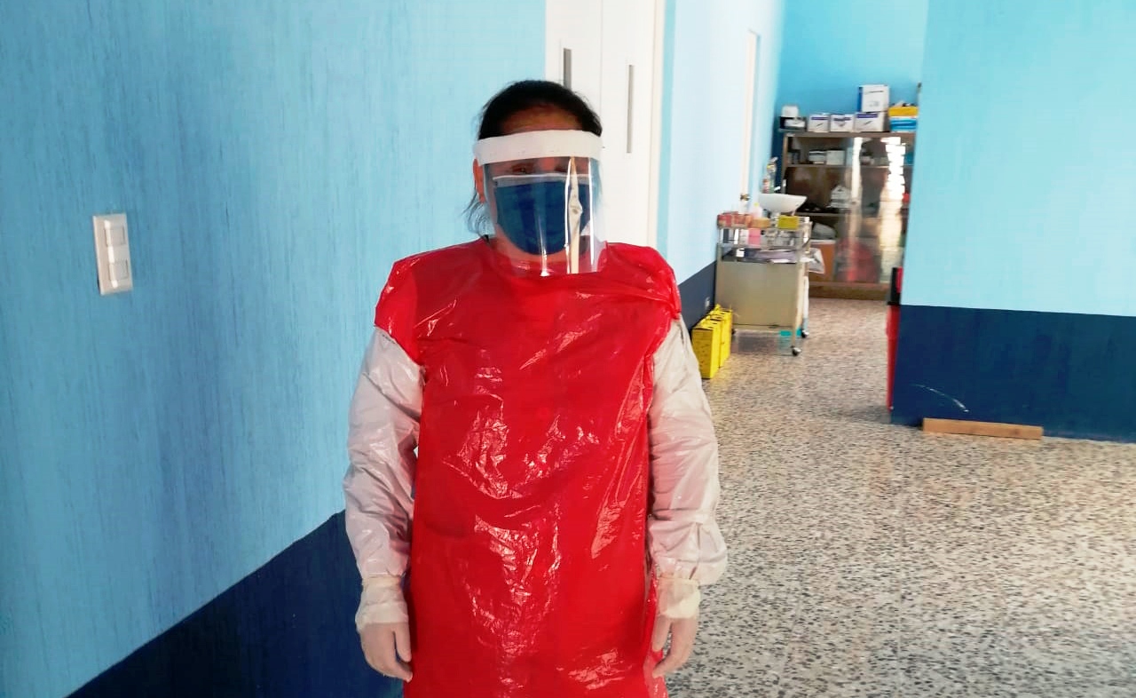 Una enfermera de un centro de Salud en Huehuetenango usa una bolsa de nailón para atender a pacientes sospechosos de covid-19. (Foto Prensa Libre: Cortesía)