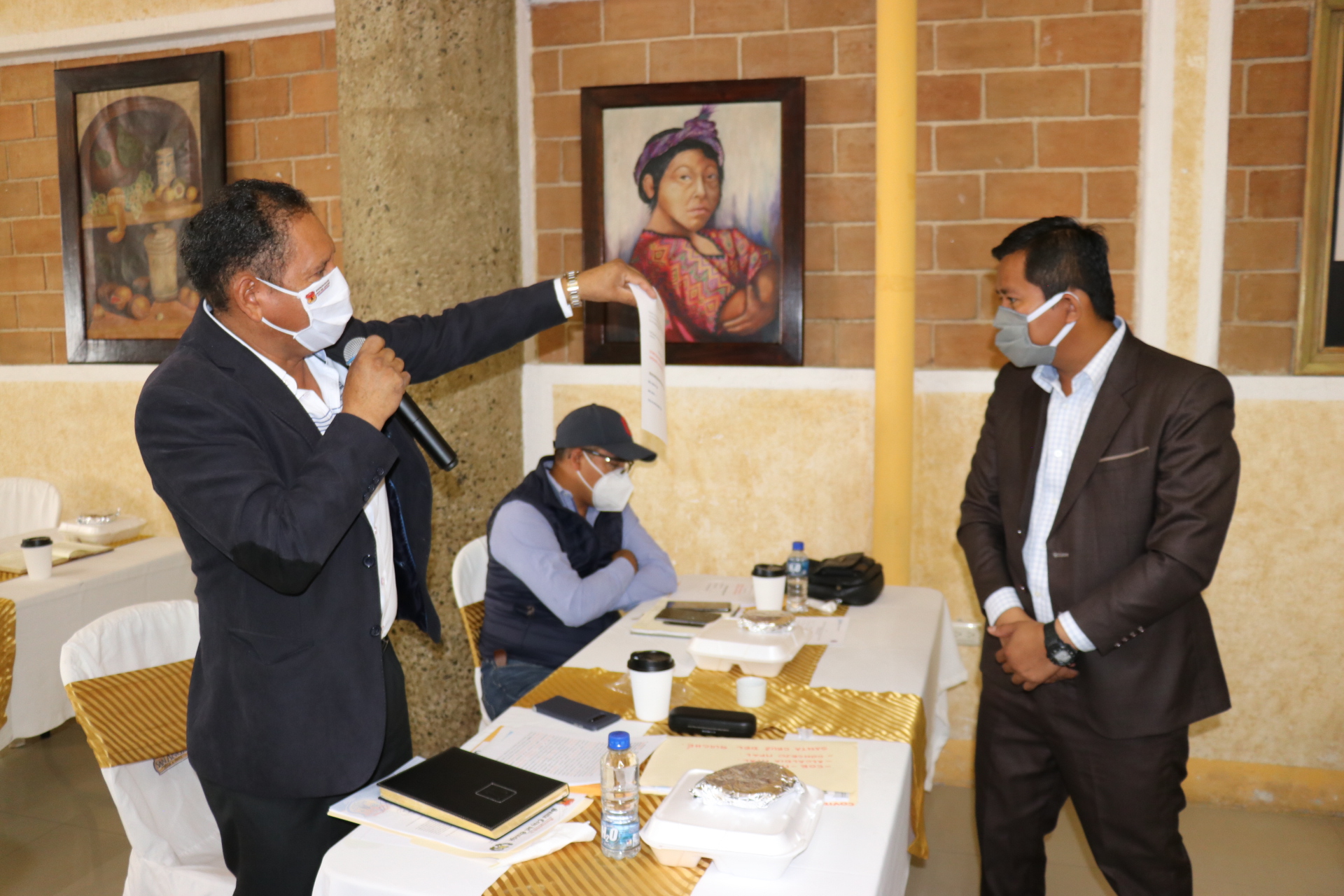 Francisco Pérez, alcalde de Santa Cruz del Quiché, reclama al gobernador, Otto Macz, porque que el área rural del municipio quedó fuera de los beneficios del Gobierno. (Foto Prensa Libre: Héctor Cordero)