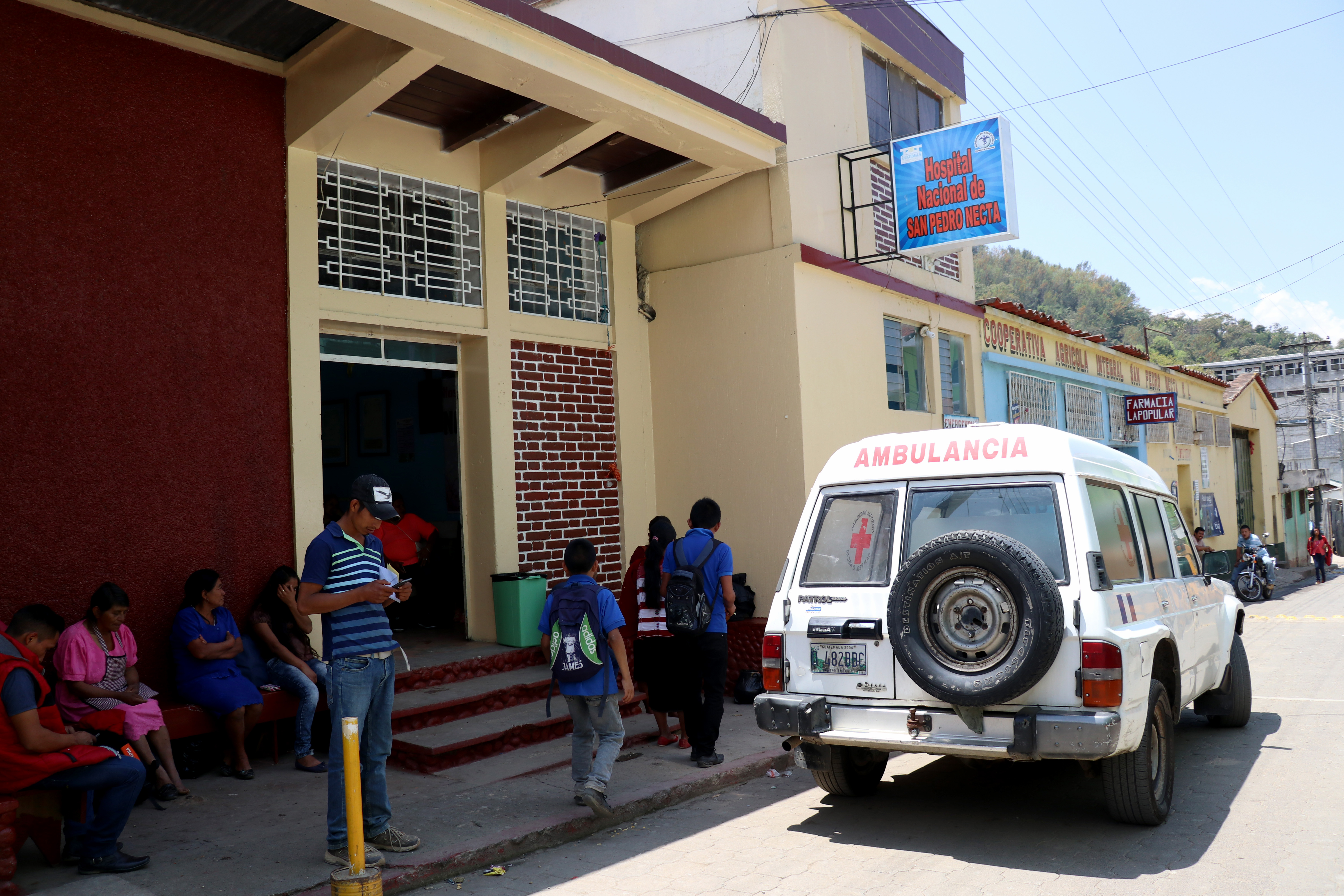 Autoridades de Salud analizan el cierre del Hospital Distrital de San Pedro Necta, Huehuetenango, luego de confirmarse que una enfermera dio positivo a covid-19. (Foto Prensa Libre: Mike Castillo)
