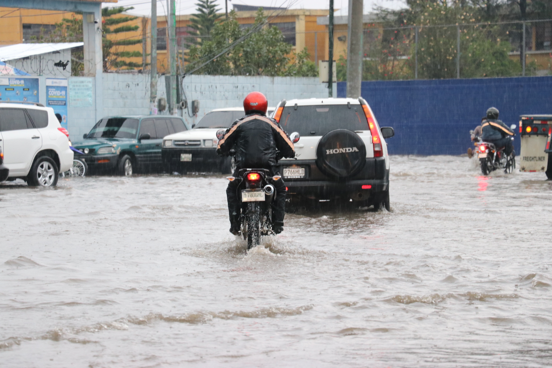 Fuertes lluvias inundan calles y casas en Santa Cruz del Quiché. (Foto Prensa Libre: Héctor Cordero)