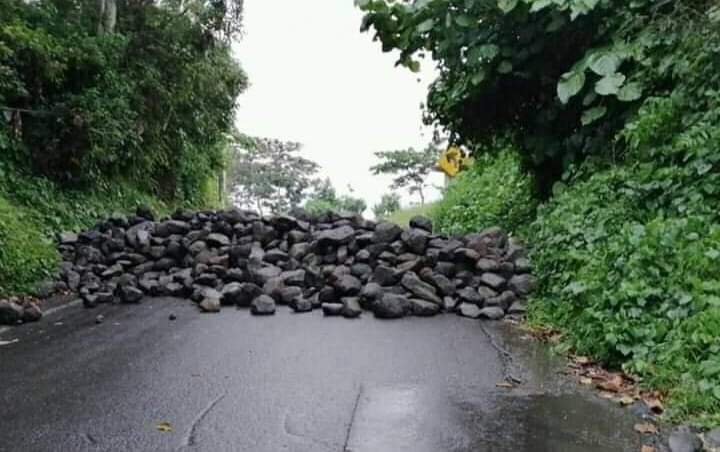 La ruta que comunica a El Palmar, Quetzaltenango, con Mazatenango estuvo  bloqueada por unas 12 horas en el ingreso por Pueblo Nuevo, Suchitepéquez. (Foto Prensa Libre: Cortesía)