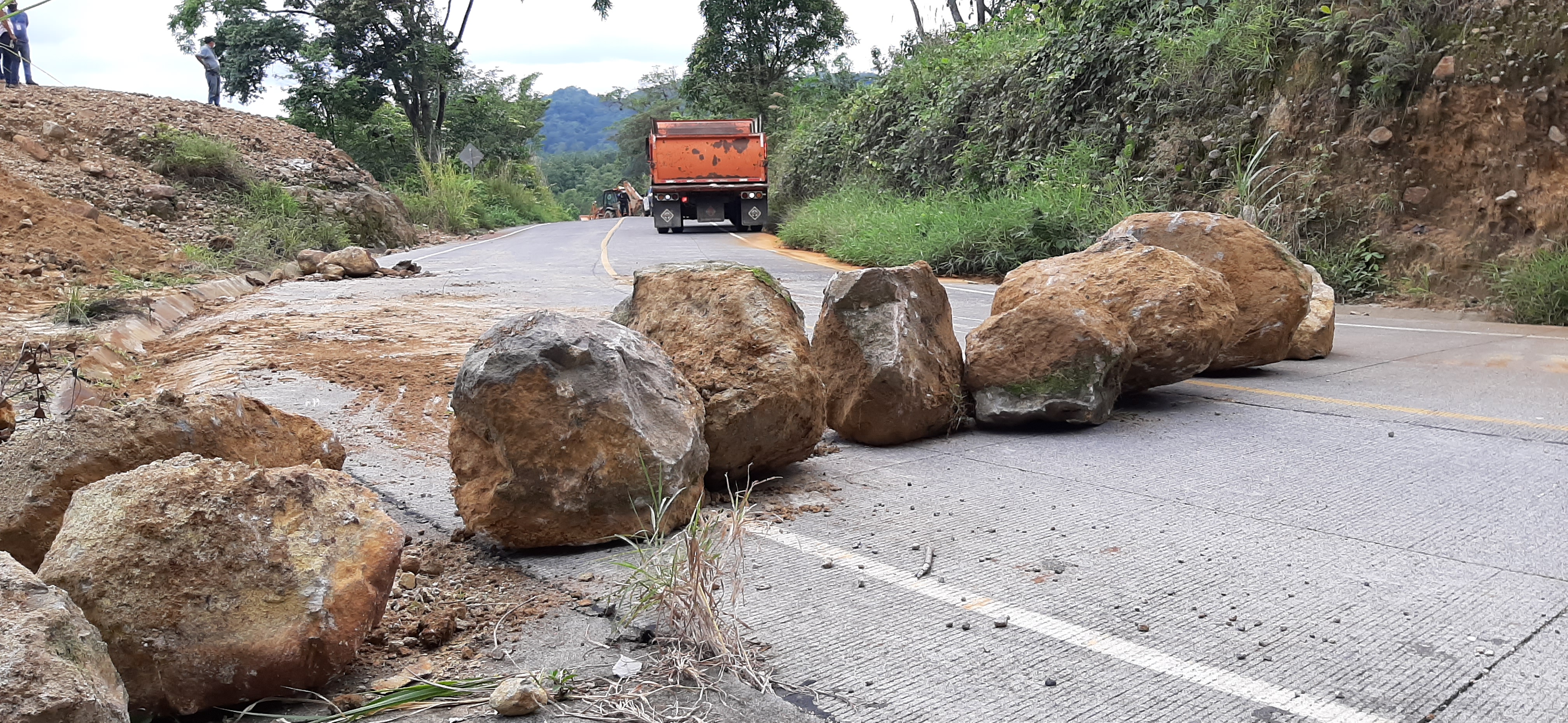 Piedras y tierra fue utilizada por la maquinaria de la comuna de Chicacao, para bloquear la ruta que conecta con Santiago Atitlán,Sololá. (Foto Prensa libre: Marvin Túnchez)