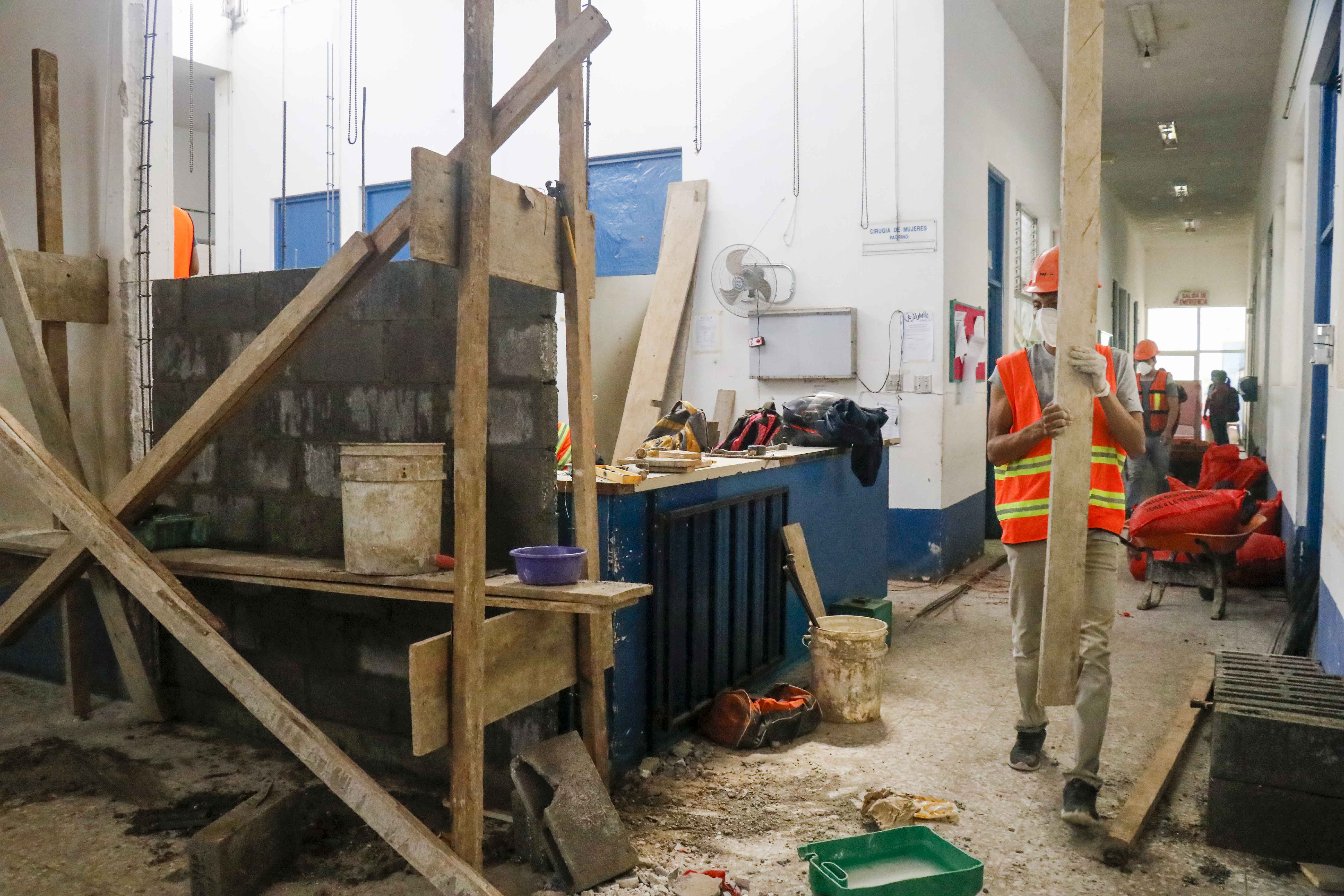 El Hospital Nacional de Retalhuleu acondiciona dos áreas donde instalará la sala para pacientes con covid-19.  (Foto Prensa Libre: Rolando Miranda)