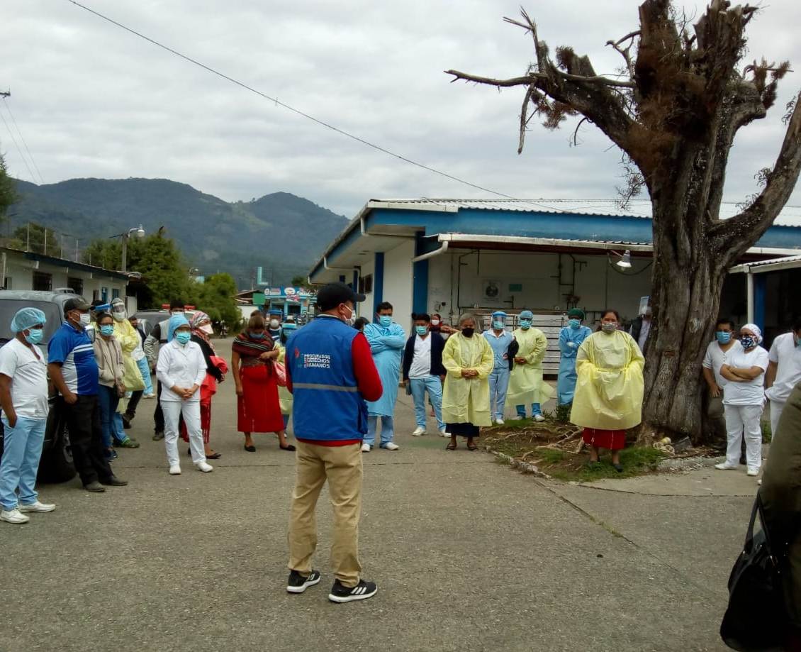 Salubristas del Hospital Nacional de Nebaj, Quiché, exponen al auxiliar de la Procuraduría de los Derechos Humanos la falta de equipo médico para afrontar el coronavirus. (Foto Prensa Libre: Héctor Cordero)