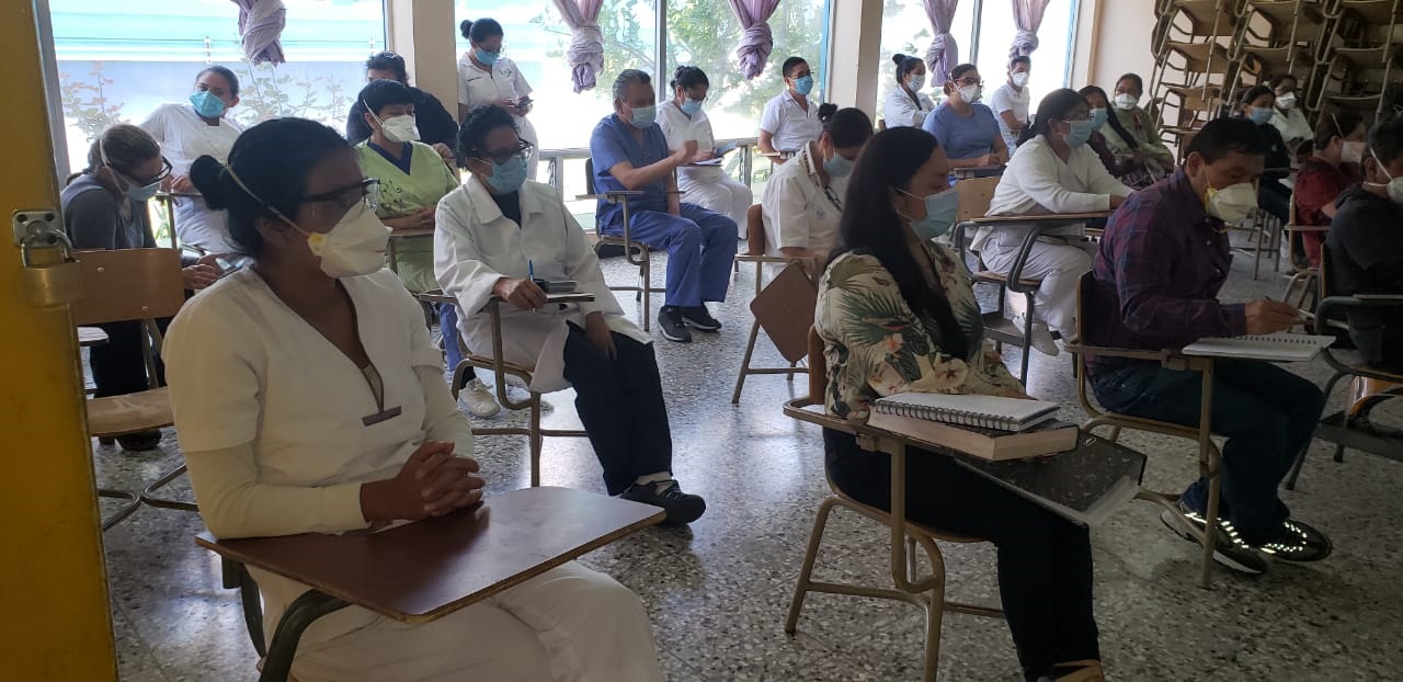 Médicos y personal de enfermería del Hospital Regional de Quiché, exigen al director insumos para protegerse del contagio del Covid-19 (Foto Prensa Libre: Héctor Cordero)