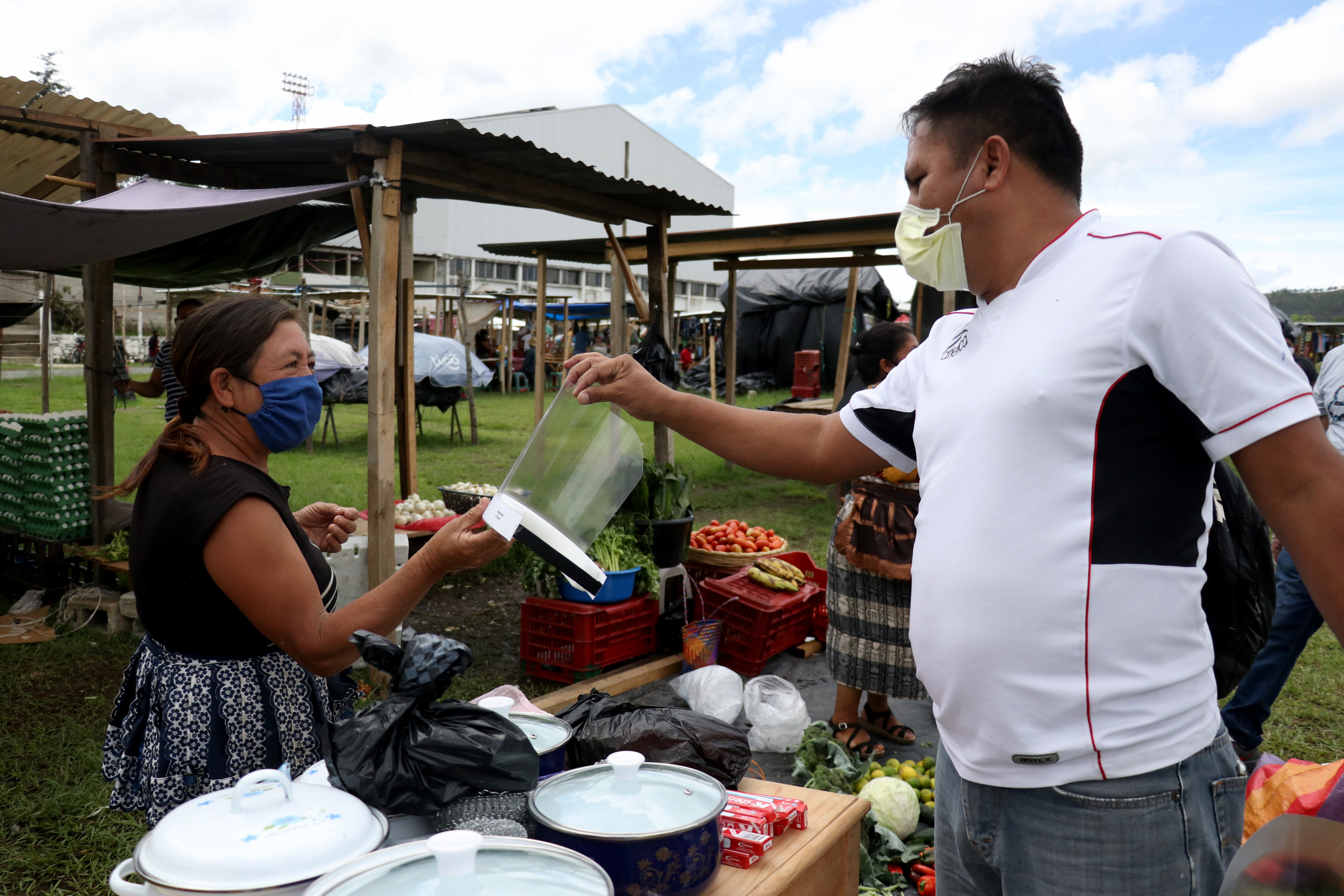 Eleazar Arango entrega protectores faciales a comerciantes en distintos mercados de Huehuetenango. (Foto Prensa Libre: Mike Castillo)