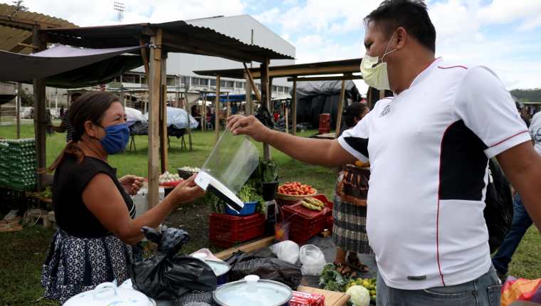 Eleazar Arango entrega protectores faciales a comerciantes en distintos mercados de Huehuetenango. (Foto Prensa Libre: Mike Castillo)