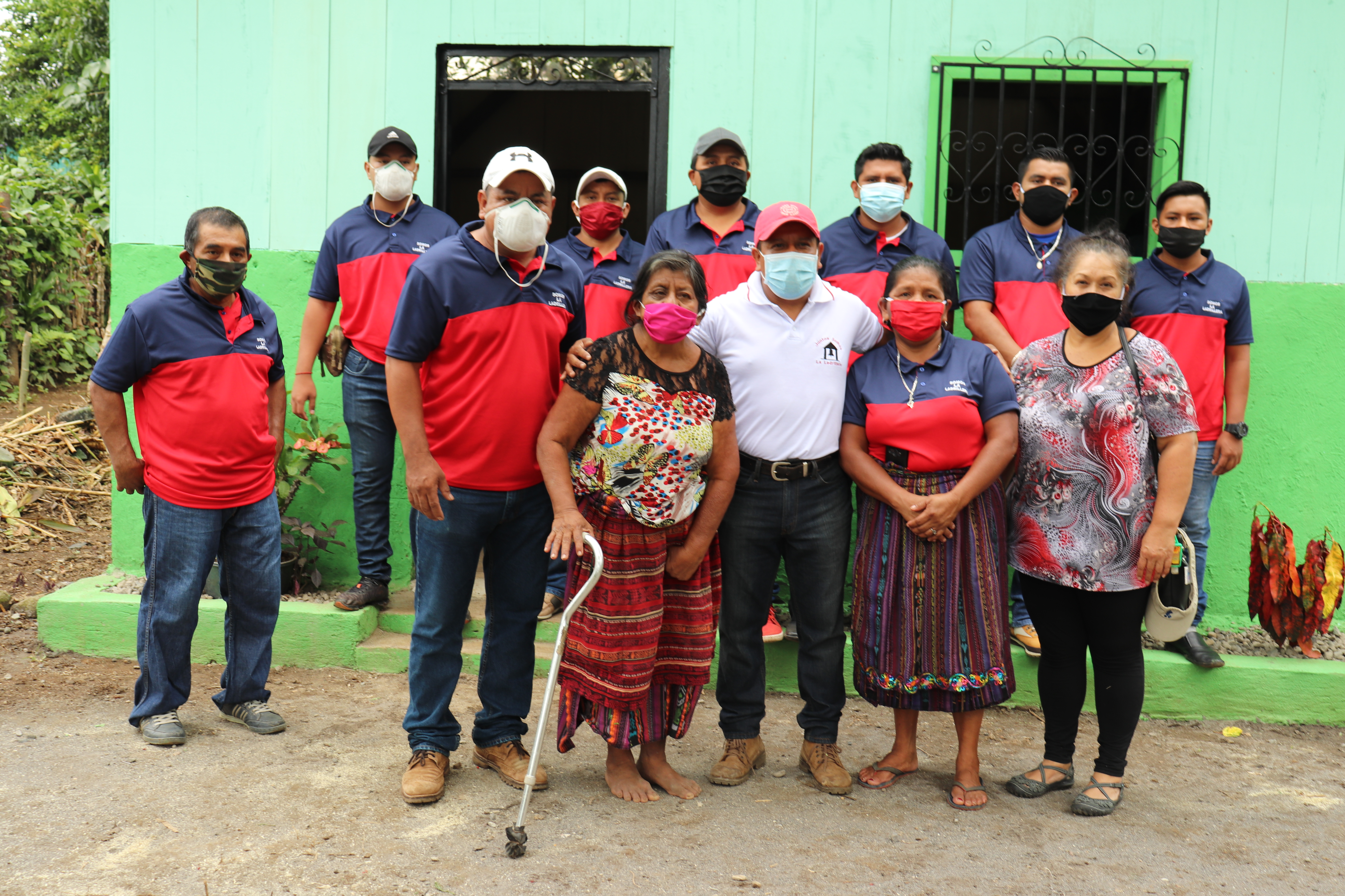 Integrantes del  Grupo Somos La Ladrillera entregan la vivienda a Luciana Yac. (Foto Prensa Libre: Marvin Túnchez)