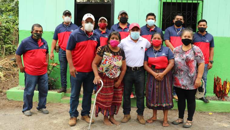 Integrantes del  Grupo Somos La Ladrillera entregan la vivienda a Luciana Yac. (Foto Prensa Libre: Marvin Túnchez)