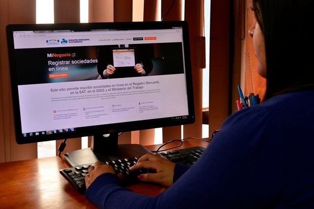 La inscripción de comerciantes individuales y empresas ha registrado este comportamiento durante las restricciones de operaciones de actividades no esenciales por el covid 19. (Foto Prensa Libre: Mineco)