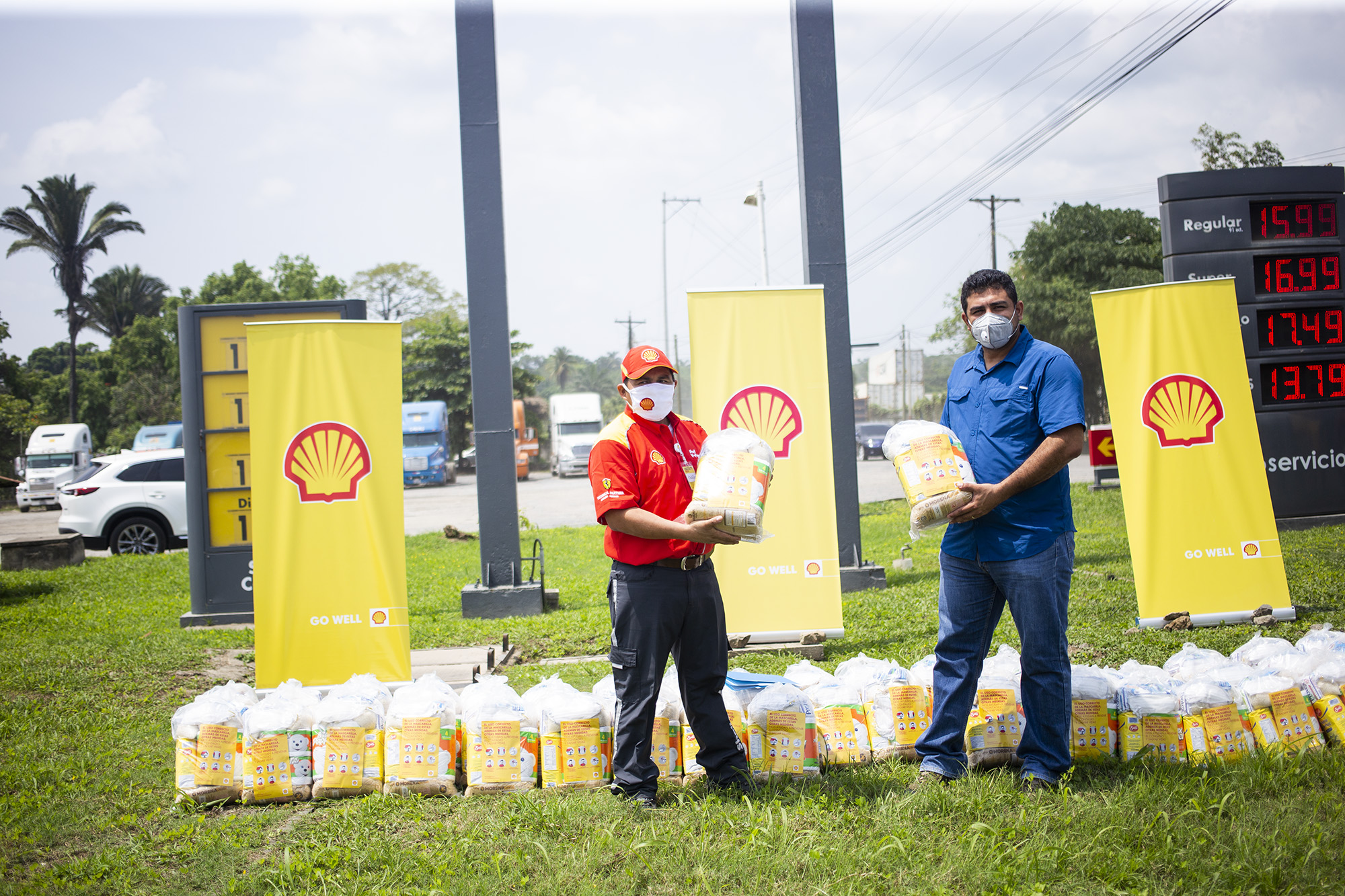 Shell sigue contribuyendo con víveres para las familias de Puerto Barrios, Izabal. Foto Prensa Libre: Cortesía