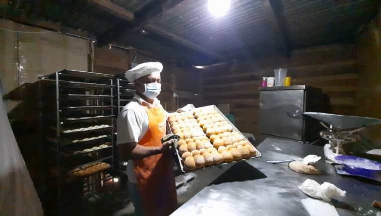 Roberto Ordóñez elabora unas 50 libras pan al día, el cual distribuye en varios sectores de Panajachel, Sololá. (Foto Prensa Libre: Cortesía Daniel Chumil)