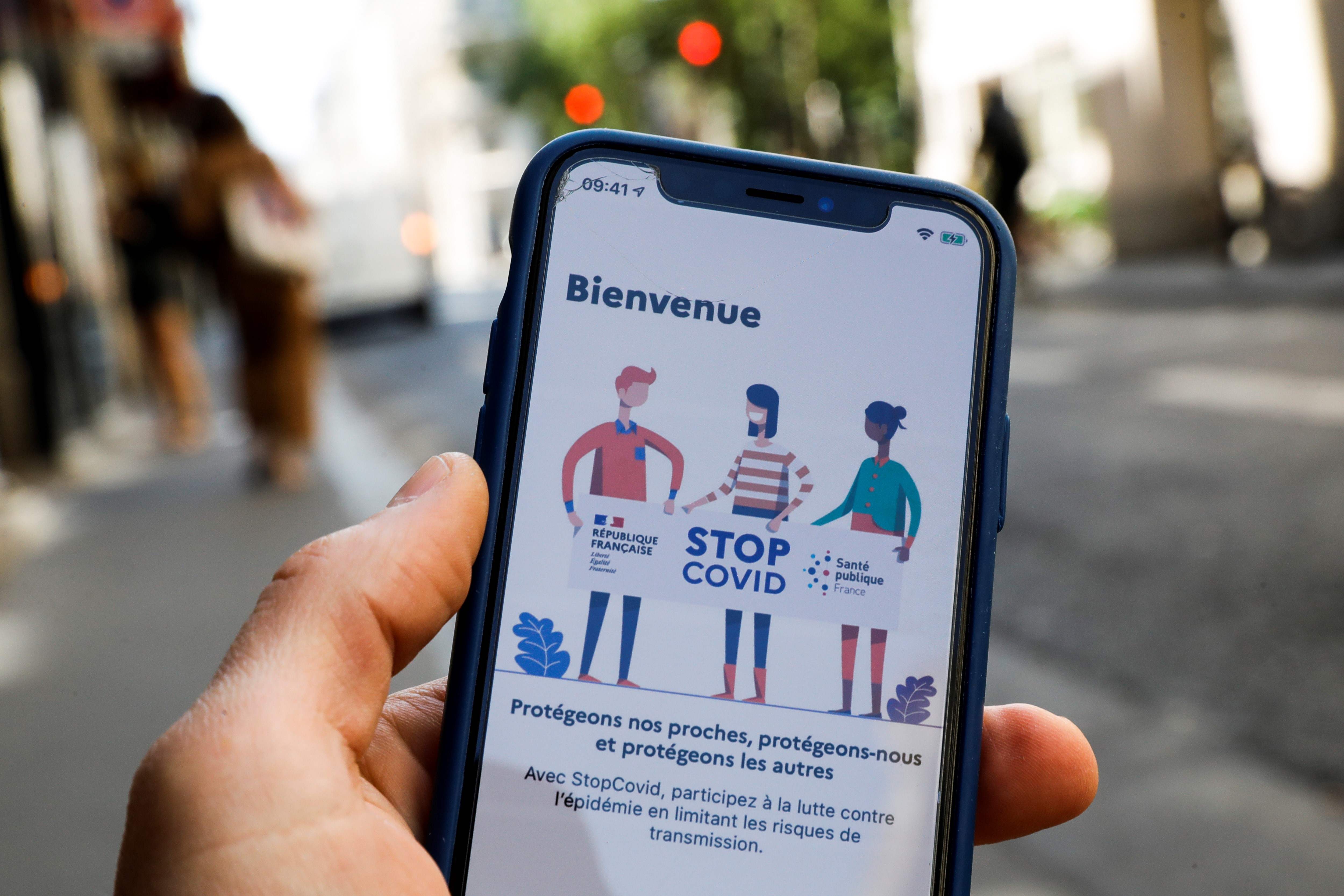 Varios países han lanzado sus aplicaciones para controlar la pandemia del coronavirus. Esta semana el gobierno francés presentó la app "Stopcovid". (Foto Prensa Libre: AFP).