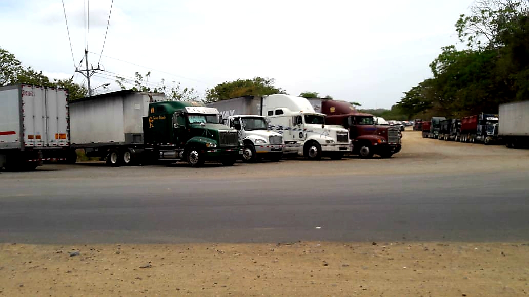 Cámara de transportistas centroamericanos rechazan las medidas de El Salvador que únicamente permiten una estadía de tres días a los pilotos. (Foto Prensa Libre: Cortesía)
