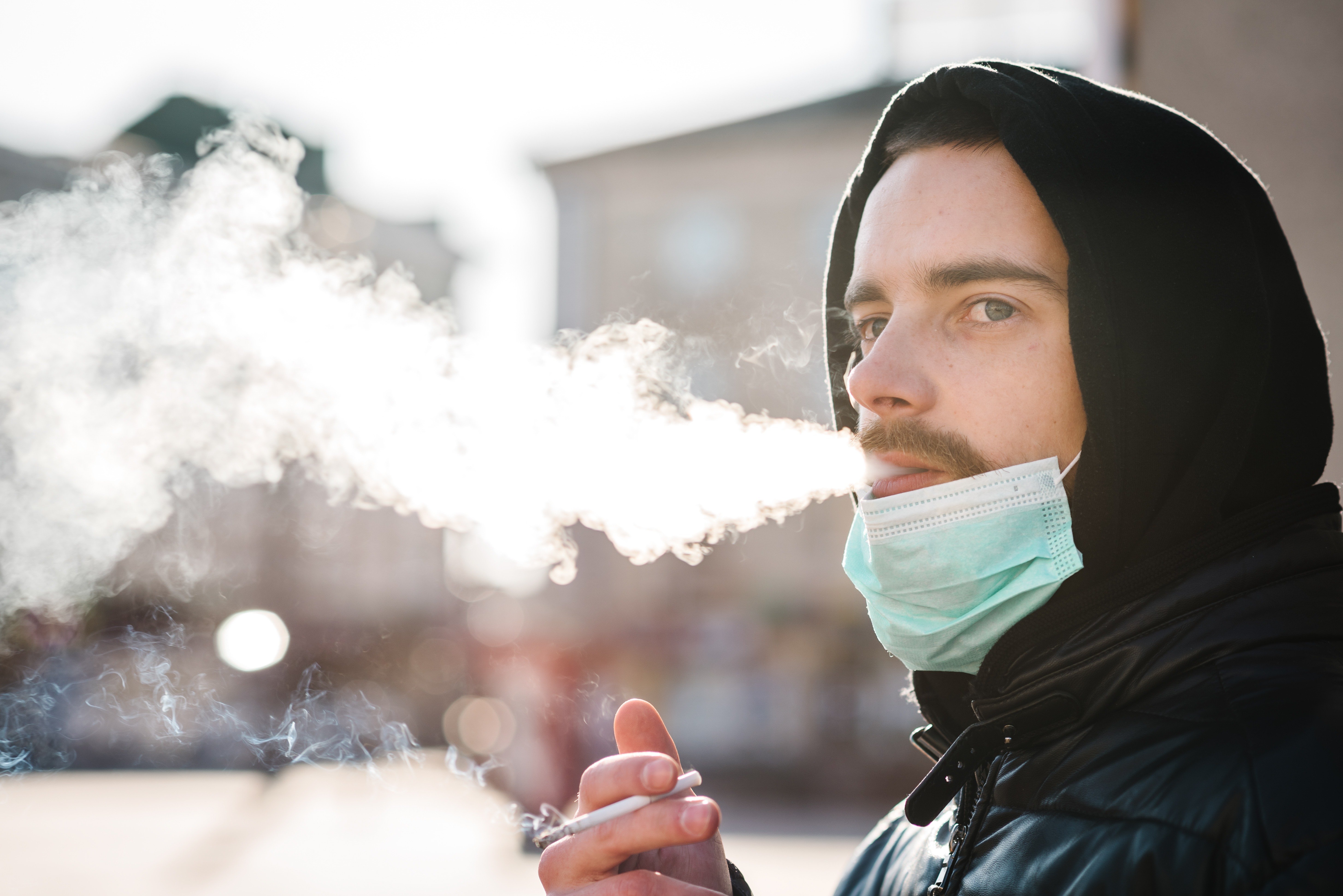 Según la OMS, existe evidencia de que el consumo de tabaco hace más vulnerable a la persona ante el nuevo coronavirus. (Foto Prensa Libre: Shutterstock).