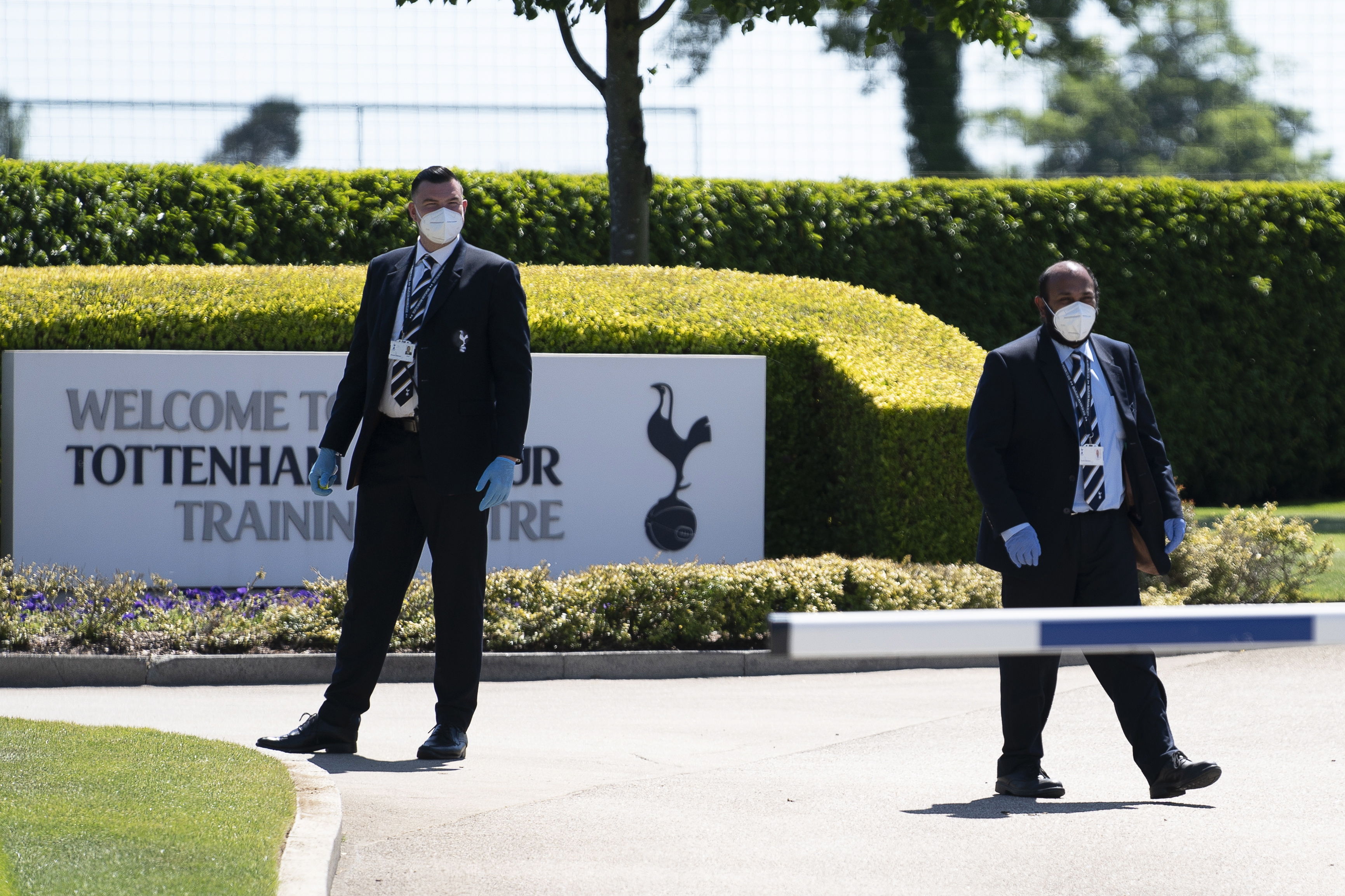 Dos miembros del staff del Tottenham, en la entrada de la sede del club de la Premier League. (Foto Prensa Libre: EFE)