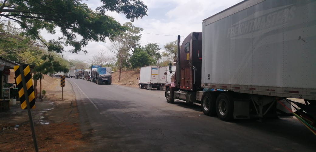 Largas filas de contenedores se observan en la frontera Peñas Blancas, entre Costa Rica y Nicaragua. (Foto Prensa Libre: Cortesía)