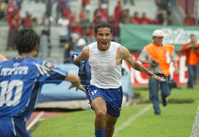 El delantero cobanero Tránsito Montepeque logró el título para los Príncipes Azules. (Foto Prensa Libre: Hemeroteca PL)