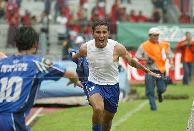 El delantero cobanero Tránsito Montepeque logró el título para los Príncipes Azules. (Foto Prensa Libre: Hemeroteca PL)