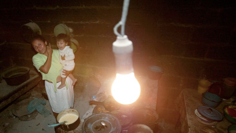 Diversas comunidades aún no cuentan con conexión al servicio de energía, en algunos casos solo se puede llegar con la modalidad de electrificación rural. (Foto, Prensa Libre: Hemeroteca PL). 