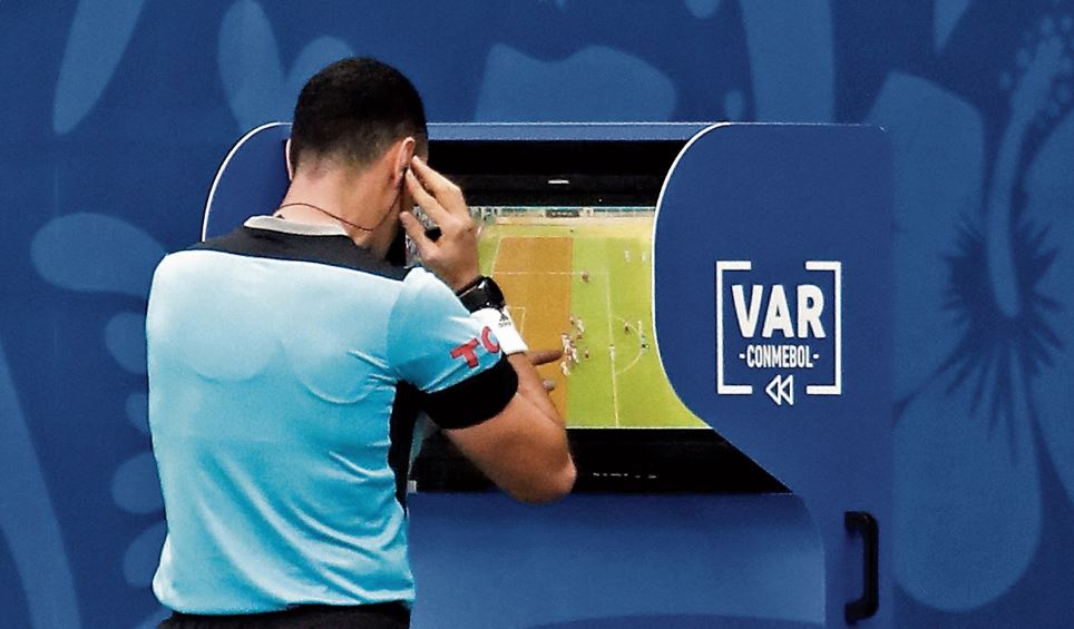 El VAR se aplica principalmente en las ligas europeas, y algunas de América. (Foto Prensa Libre: Hemeroteca PL)