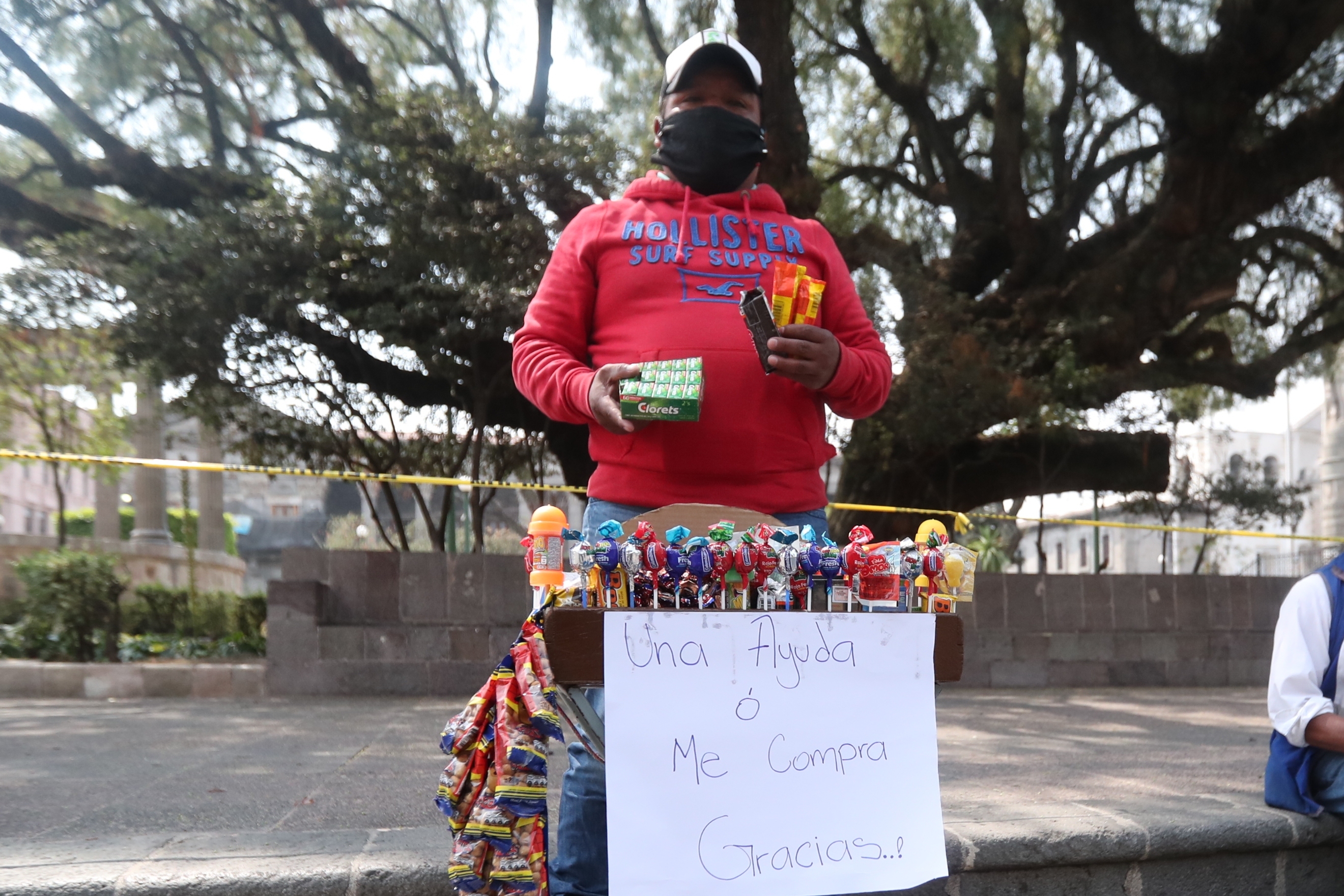 Con carteles los vendedores de dulces del parque central captan la atención de los transeúntes. (Foto Prensa Libre: María Longo)