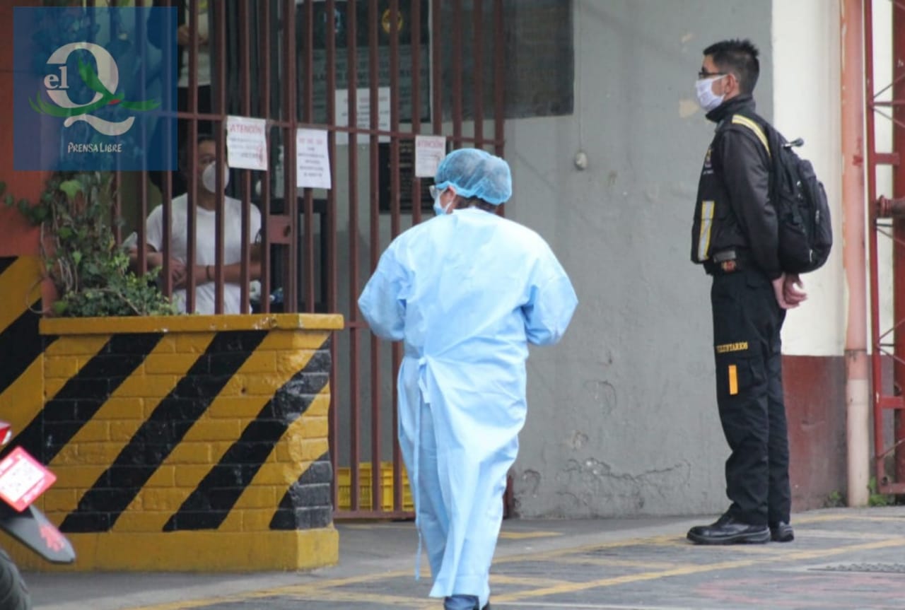 Personal del Ministerio de Salud hizo pruebas a los elementos para descartar o confirmar los contagio (Foto Prensa Libre: Raúl Juárez)