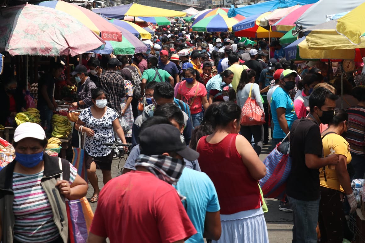 En los últimos días la afluencia de personas en el mercado La Democracia ha sido elevada. (Foto Prensa Libre: Raúl Juárez) 