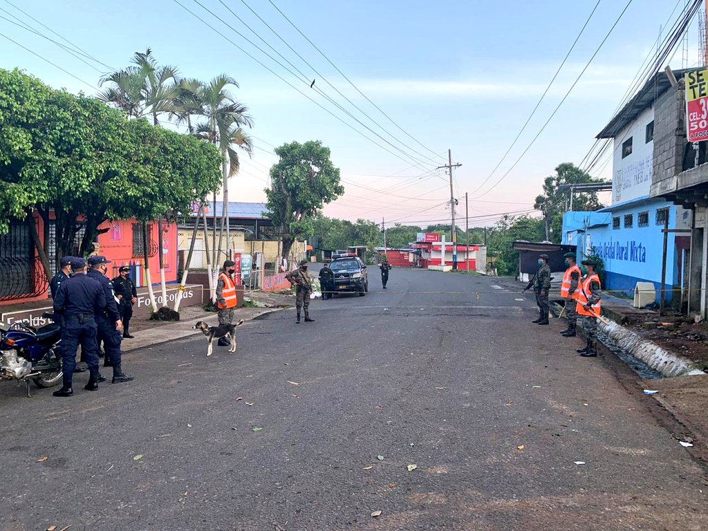 Elementos del Ejército de Guatemala y de la Policía Nacional Civil apoyan en la implementación del cordón sanitario en Malacatán, San Marcos. (Foto Prensa Libre: Ejército de Guatemala)