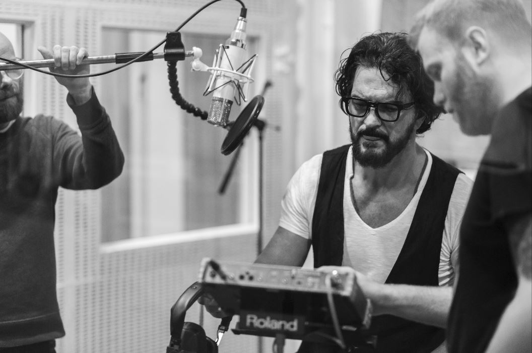 El viernes 29 de mayo se lanza Blanco y Negro. En esta fotografía Ricardo Arjona mientras lo graba en Abbey Road Studios. (Foto Prensa Libre: Cortesía Metamorfosis)