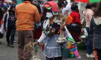 Aunque la mayoría de vendedores de los mercados de Quetzaltenango usa mascarilla, las aglomeraciones persisten. (Foto Prensa Libre: Raúl Juárez)