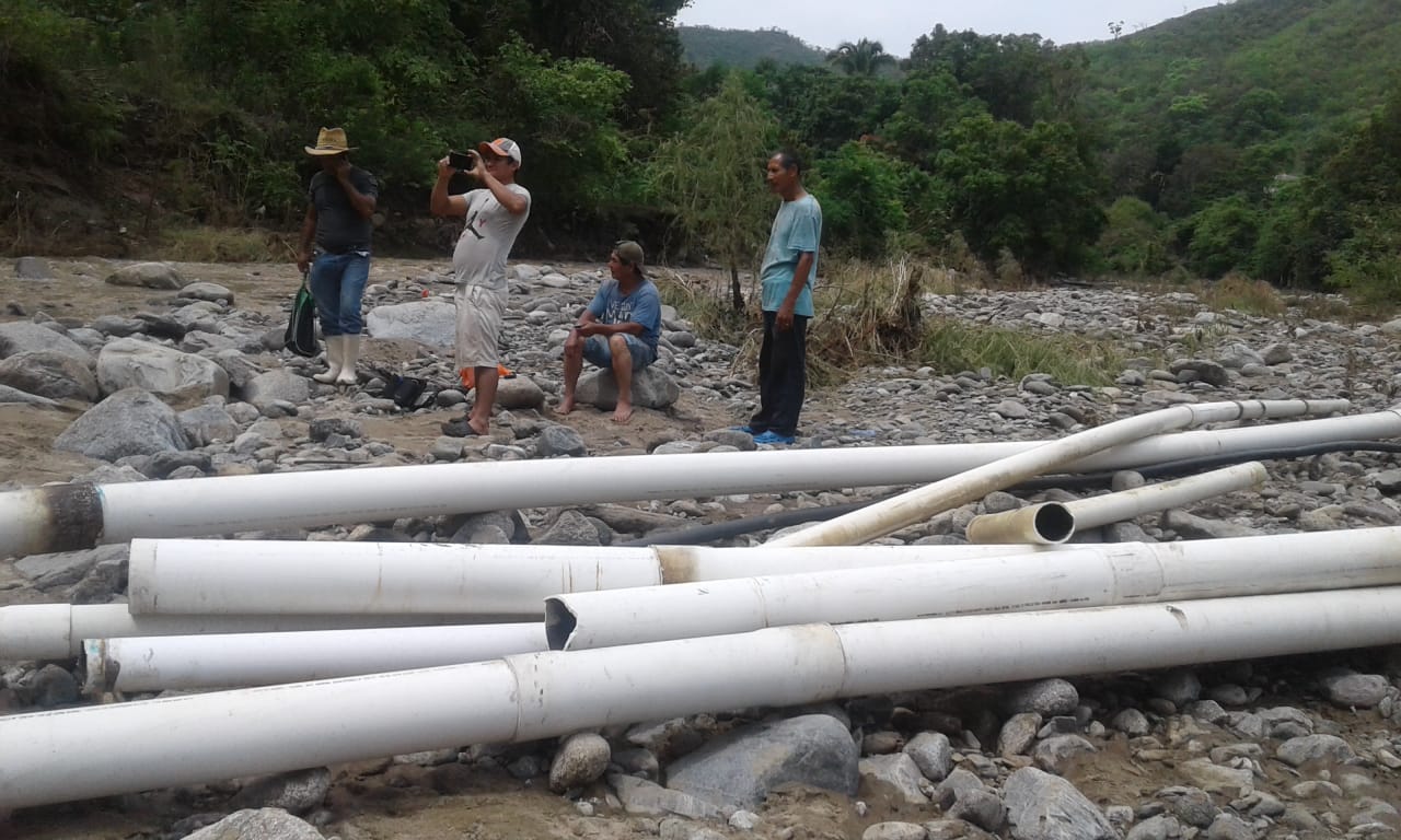 Vecinos de tres comunidades de Zacapa se quedaron sin servicio de agua debido a daños en la tubería de conducción. (Foto Prensa Libre: Wilder López)