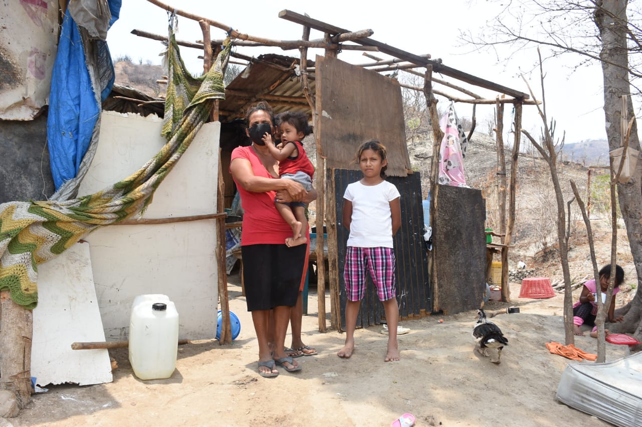 Evanelia Gutiérrez y su familia viven en una casa de lámina y madera en el caserío El Mirador, Zacapa. (Foto Prensa Libre: Wilder López)