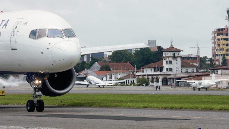 Las operaciones del Aeropuerto La Aurora y vuelos comerciales de pasajeros siguen suspendidos. (Foto, Prensa Libre: Hemeroteca PL).