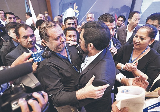 El alcalde Jorge Orellana, de Guastatoya, felicita a Miguel Ovalle, edil de Salcajá, por ganar la presidencia de la Ana, el 25 de enero del 2020. (Foto Prensa Libre: Hemeroteca PL)