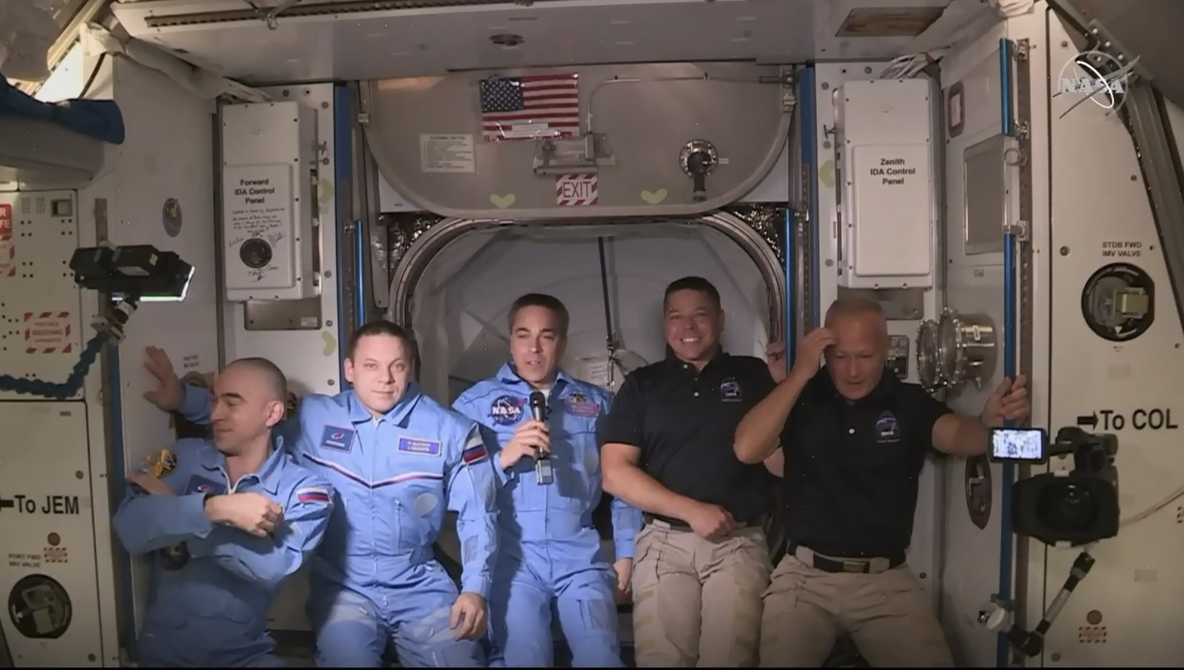 El equipo de astronautas de la EEI, de azul recibieron este domingo a sus compañeros que viajaron en el SpaceX,. (Foto AFP)