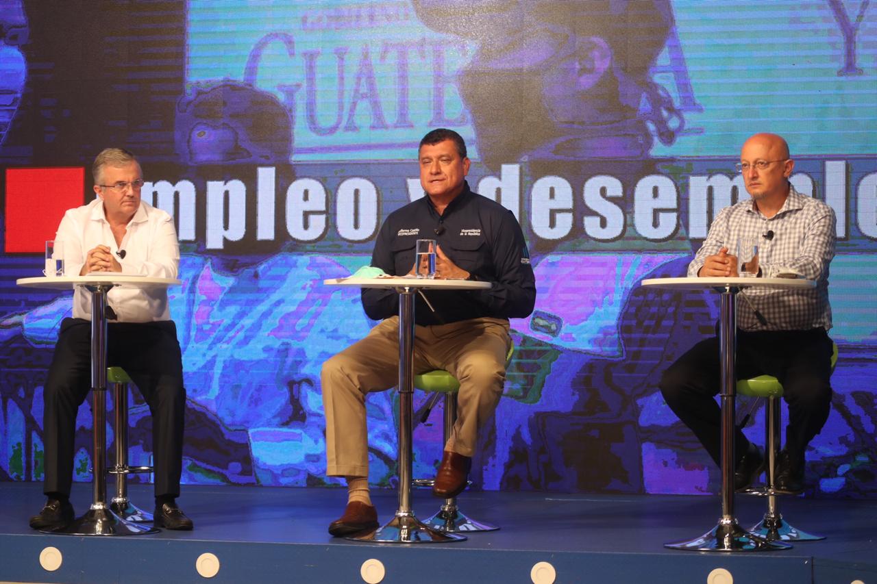 Panelistas del Foro Económico de Prensa Libre y Guatevisión. (Foto Prensa Libre: Óscar Rivas)