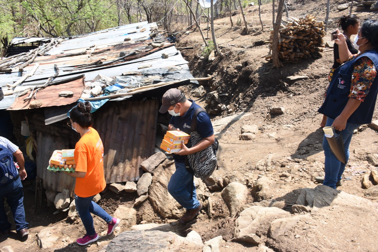 Colaboradores de una empresa llevan víveres a la casa de Gisele, en Zacapa. (Foto Prensa Libre: Cortesía) 
