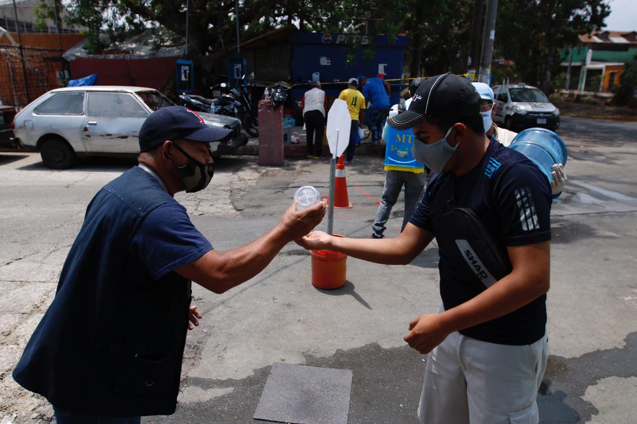 Vecinos de la colonia Landívar, zona 7, sanitizan su comunidad en prevención de casos de coronavirus. (Foto Prensa Libre: Fernando Cabrera)