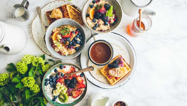 El desayuno es la comida más importante del día porque brinda la energía que se necesita para hacer las actividades programadas. (Foto Prensa Libre: Brooke Lark on Unsplash).