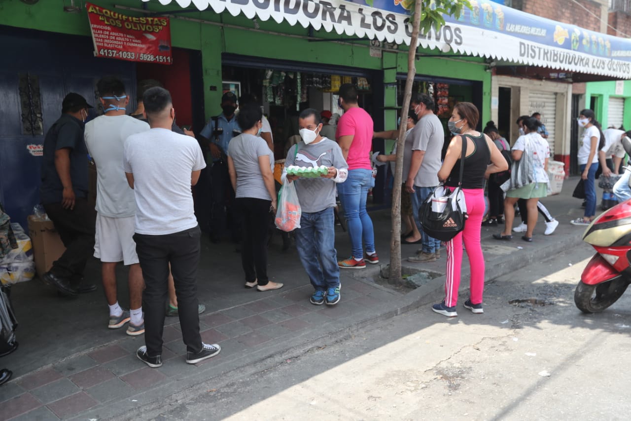Guatemaltecos abarrotaron las tiendas de barrio este viernes para comprar alimentos. (Foto Prensa Libre: Byron García).