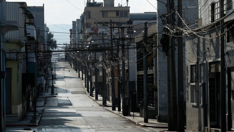 
Vista de una calle del Centro Histórico, en la zona 1 de la capital, durante un toque de queda a causa de la pandemia. Guatemala vivió fuertes encierros, algunos incluyeron fines de semana completos. (Foto: Hemeroteca PL)
