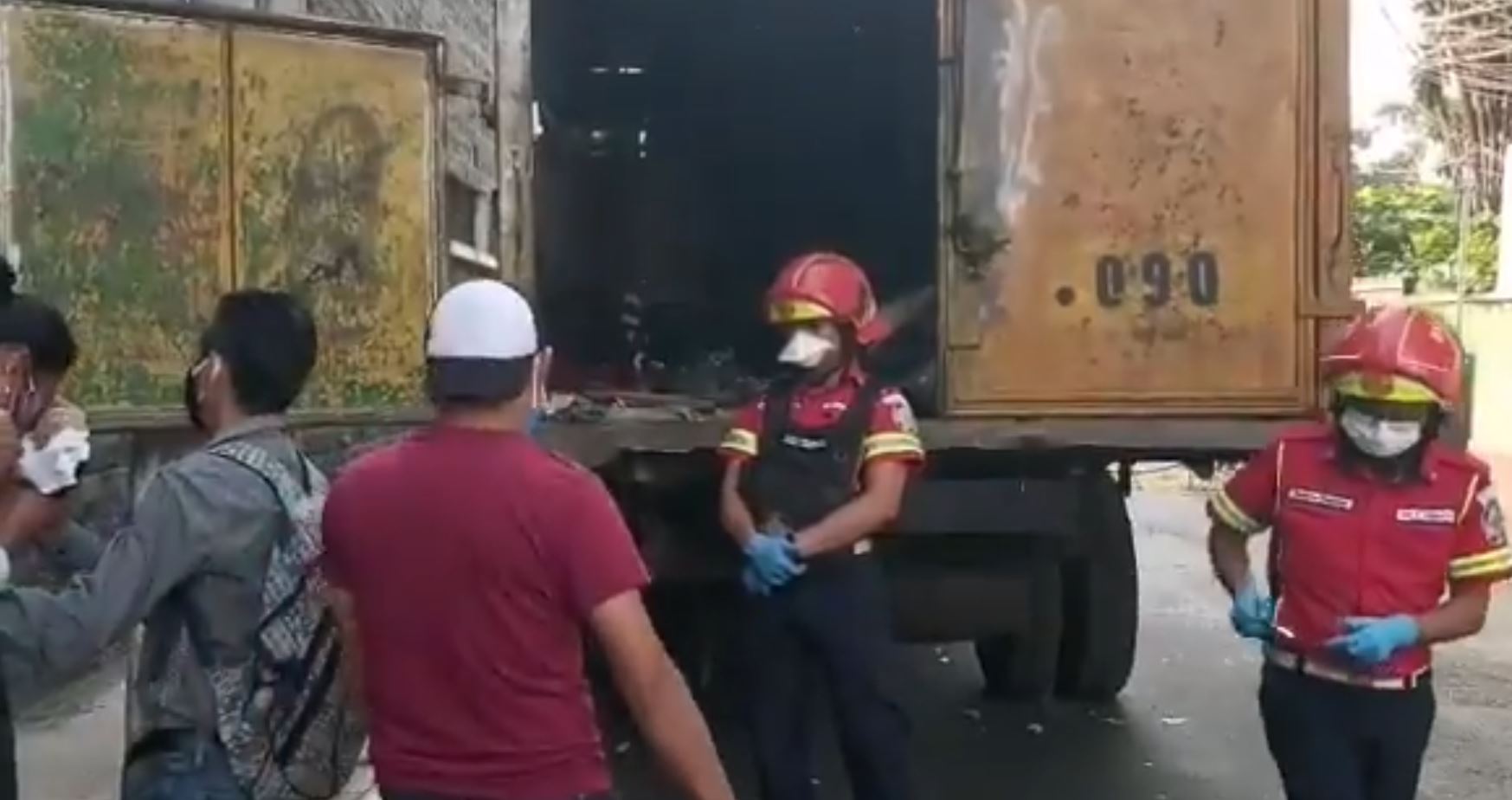 El cuerpo de la víctima quedón entre los desechos que comenzaban a recolectar en la jornada de trabajo. (Foto Prensa Libre: B. Municipales)