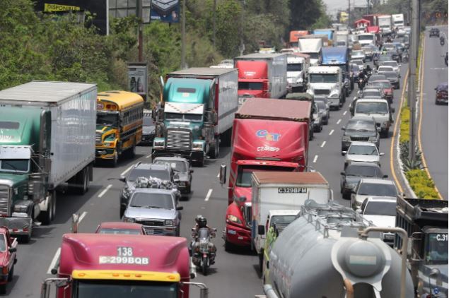 Las empresas deben tramitar permisos para permitir la circulación del personal. (Foto Prensa Libre: Érick Ávila)